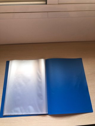 Carpeta azul con 30 fundas de plástico