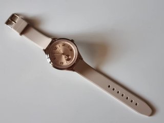 Reloj PARFOIS dorado y rosa con correa beige.