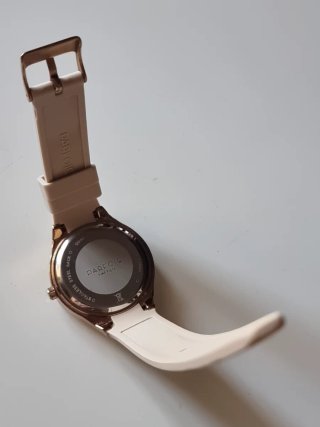 Reloj PARFOIS dorado y rosa con correa beige.
