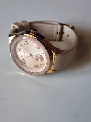Reloj PARFOIS dorado y rosa con correa beige.