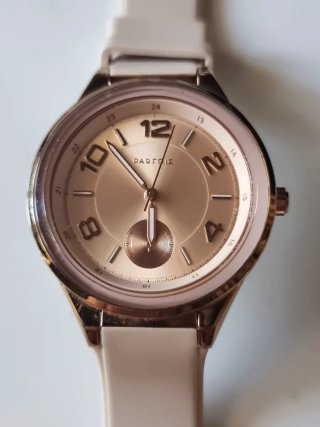 Reloj PARFOIS dorado y rosa con correa beige.