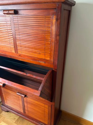 Zapatero de madera noble con puertas persiana