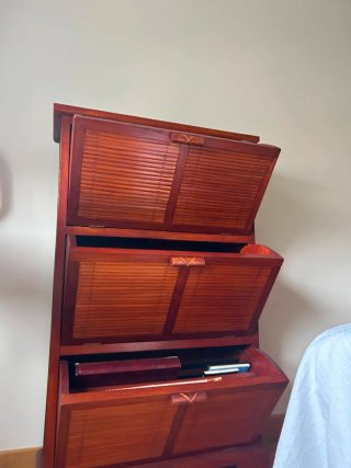 Zapatero de madera noble con puertas persiana