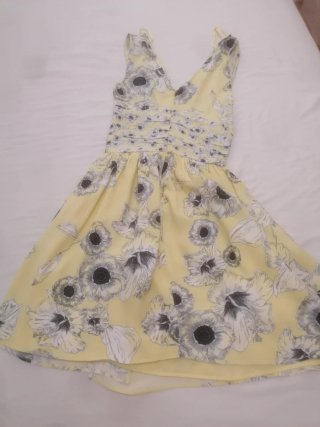 Vestido floral amarillo talla XS