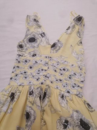 Vestido floral amarillo talla XS
