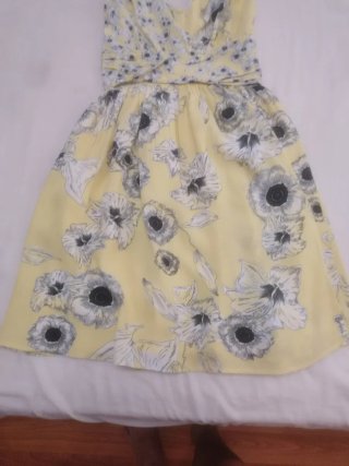 Vestido floral amarillo talla XS