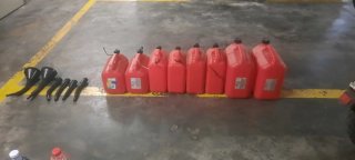 Lote 8 Garrafas Gasolina Rojas + 9 Embudos.