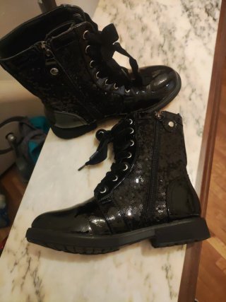 Botas negras con lentejuelas y lazo