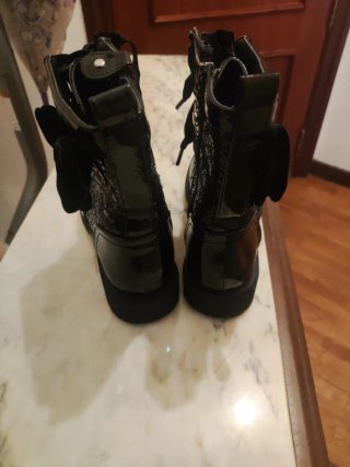 Botas negras con lentejuelas y lazo