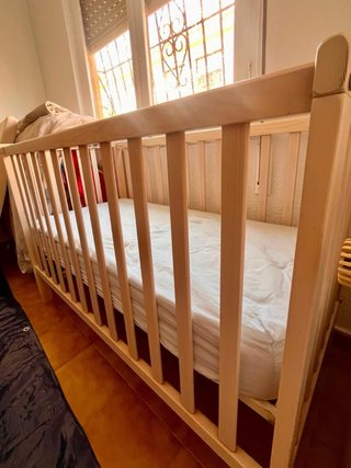 Cuna Ikea de madera como nueva. 60€. Medidas: 1,23