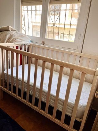 Cuna Ikea de madera como nueva. 60€. Medidas: 1,23