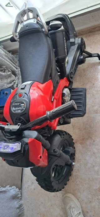 Moto Infantil Eléctrica Roja y Negra