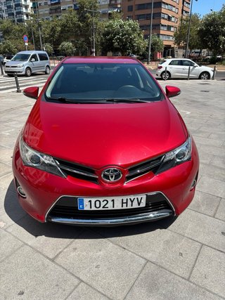 Toyota Auris 2014 Rojo