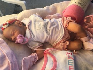 Bebé Reborn realista con chupete