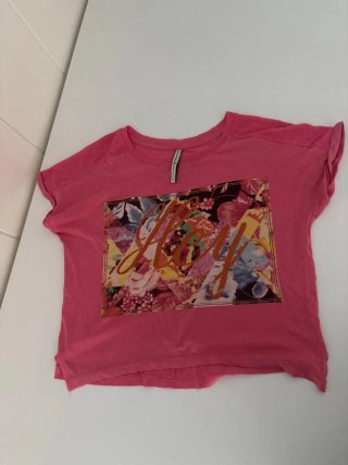 Camiseta rosa estampada