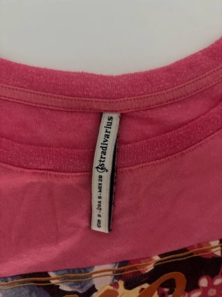 Camiseta rosa estampada