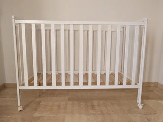 Cuna madera blanca estrellas grabadas
