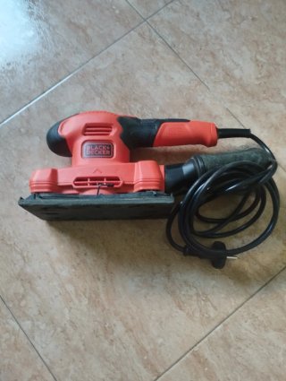 Lijadora eléctrica naranja y negra