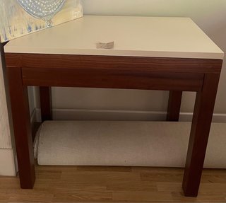 Mesa de iroko con parte superior lacada en beige