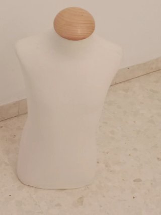 Busto maniquí blanco con base de madera