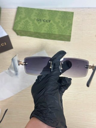 Gafas de sol Gucci negras y doradas