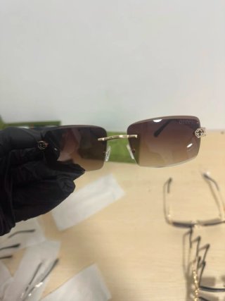 Gafas de sol Gucci negras y doradas