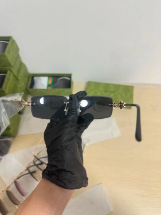 Gafas de sol Gucci negras y doradas