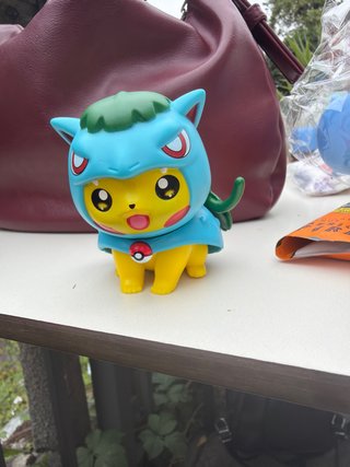 Figura Pikachu con disfraz de Bulbasaur