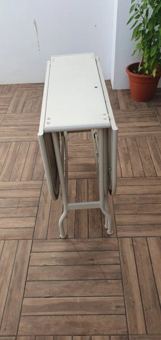 Mesa plegable de metal beige