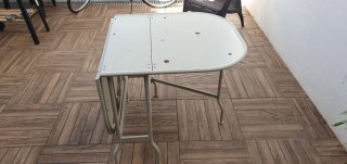 Mesa plegable de metal beige