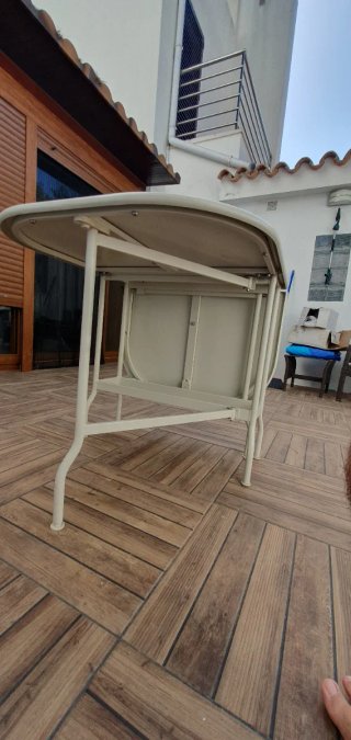 Mesa plegable de metal beige