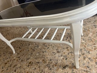 Mesa de centro ovalada con tapa de cristal