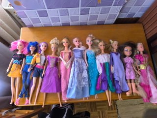 Lote 11 Barbies + 1 regalo