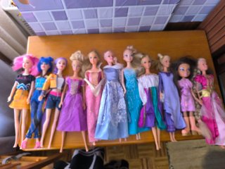 Lote 11 Barbies + 1 regalo