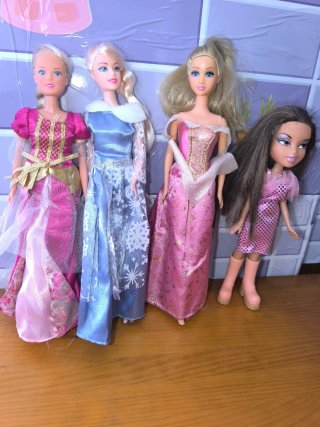 Lote 11 Barbies + 1 regalo