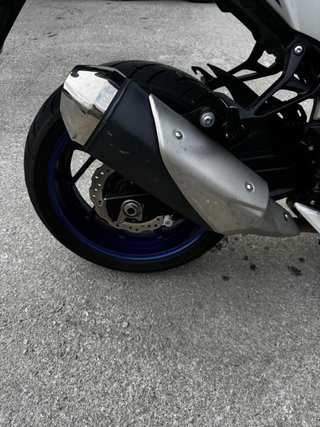 Suzuki GSXS 750 Blanca y Azul