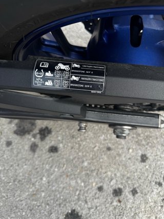 Suzuki GSXS 750 Blanca y Azul