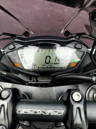 Suzuki GSXS 750 Blanca y Azul