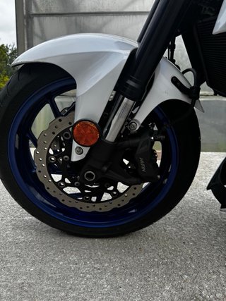 Suzuki GSXS 750 Blanca y Azul