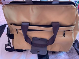 Bolsa de viaje amarilla y negra con ruedas