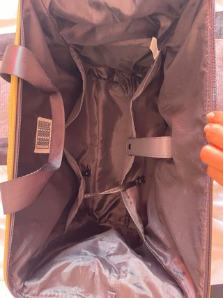 Bolsa de viaje amarilla y negra con ruedas