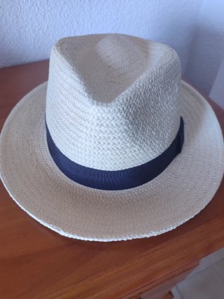 Sombrero o gorro mujer marca Mango