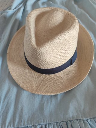 Sombrero o gorro mujer marca Mango