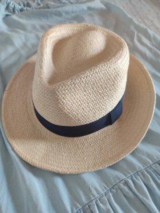 Sombrero o gorro mujer marca Mango