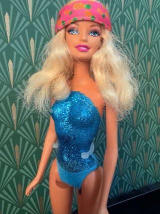 Barbie bionda anni 2000, stile hippie fatto a mano, look artigianale