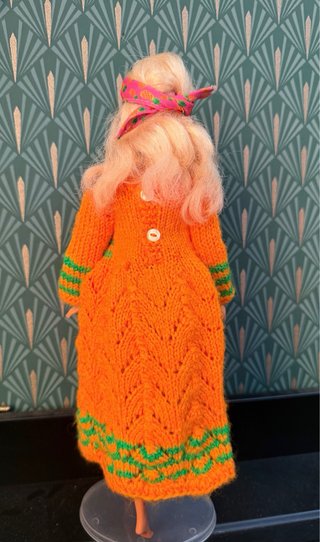 Barbie bionda anni 2000, stile hippie fatto a mano, look artigianale