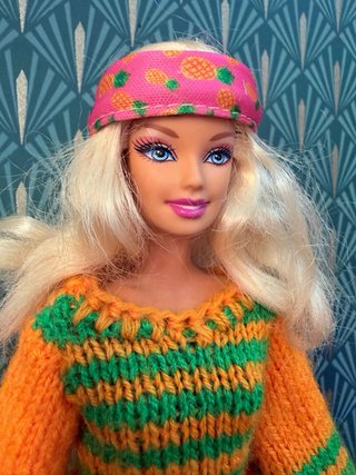 Barbie bionda anni 2000, stile hippie fatto a mano, look artigianale