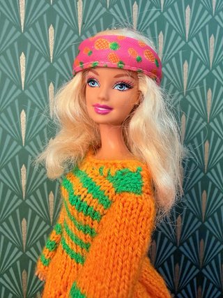 Barbie bionda anni 2000, stile hippie fatto a mano, look artigianale