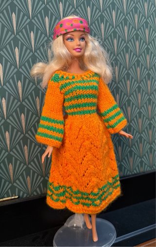 Barbie bionda anni 2000, stile hippie fatto a mano, look artigianale