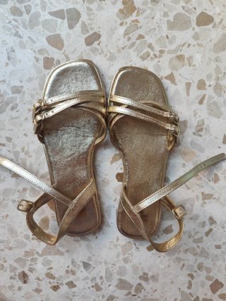 Sandalias doradas Zara mujer